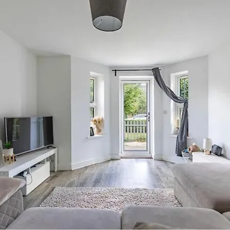 2 Bedroom Spacious Apartment Sleeps 5-2